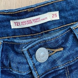 Like New 721 HIGH RISE SKINNY LEVIS Size 25